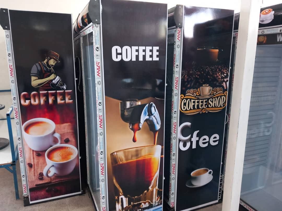 یخچال ویترینی ایستاده عرض۷۰ سانت طرح کافه coffe-مشکی